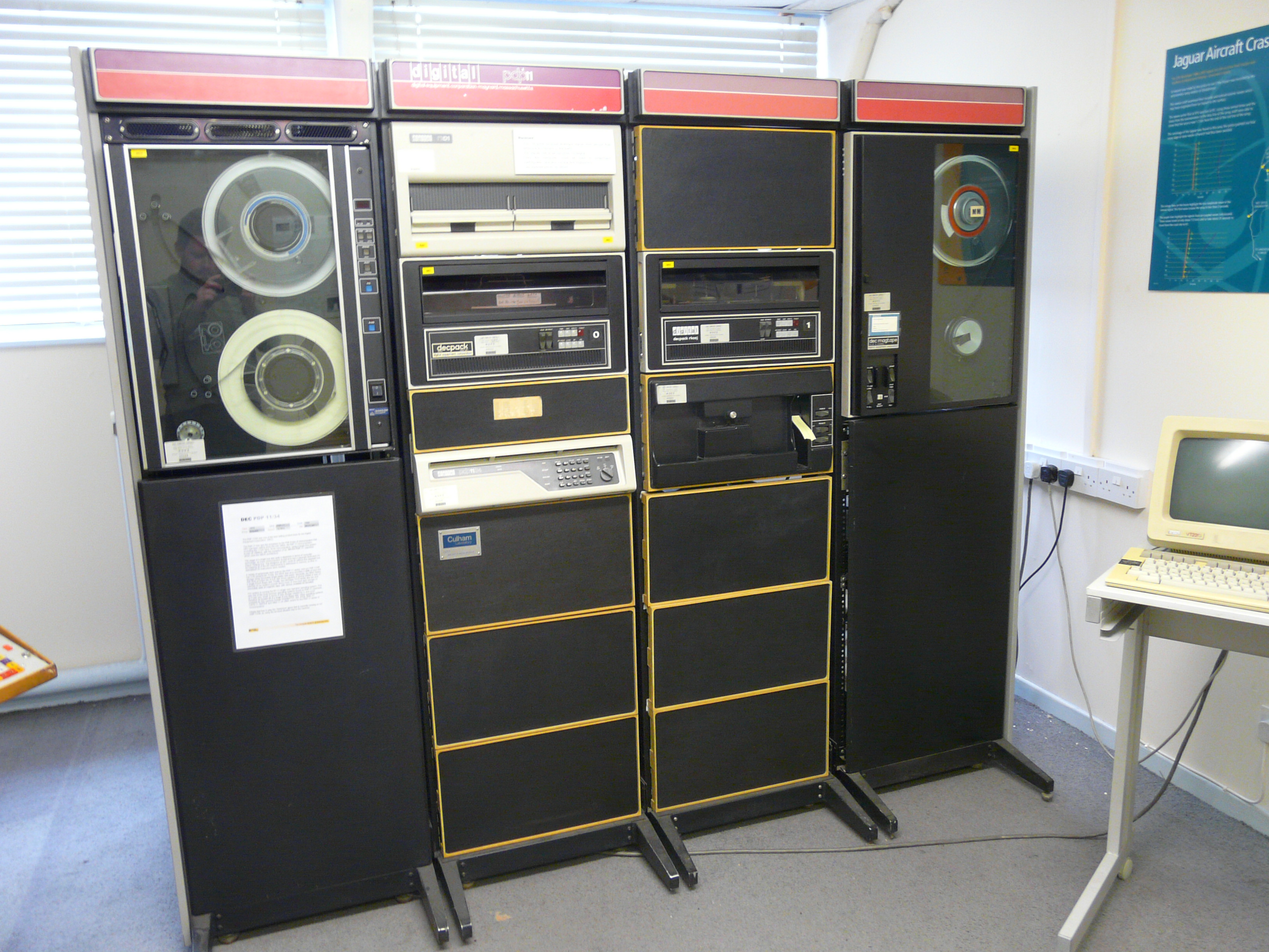 Фотография мини-компьютера DEC PDP-11 и терминала для него